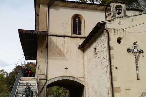 Chiesa-Madonna-del-Lago-esterno-lago-Scanno-Abruzzo