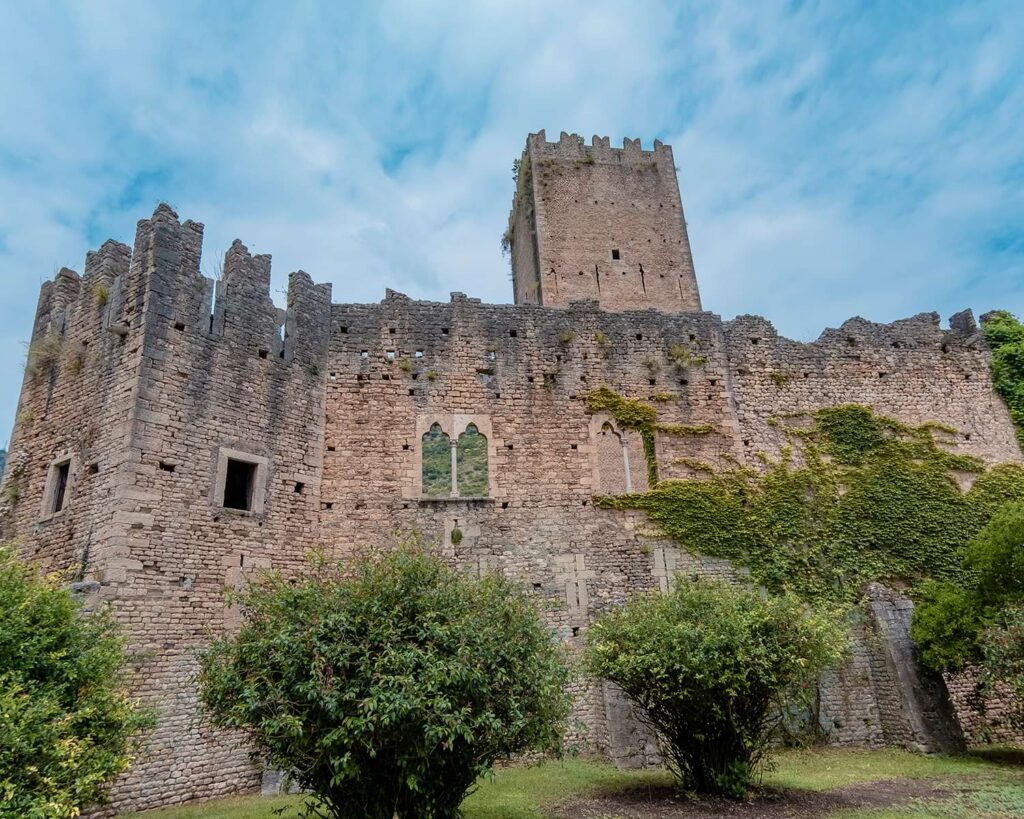 castello ninfa-giardino di Ninfa-cisterna di Latina-lazio