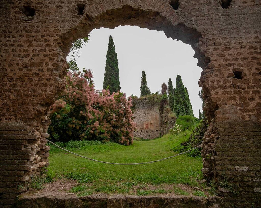 chiesa santa maria maggiore-giardino di Ninfa-cisterna di Latina-lazio